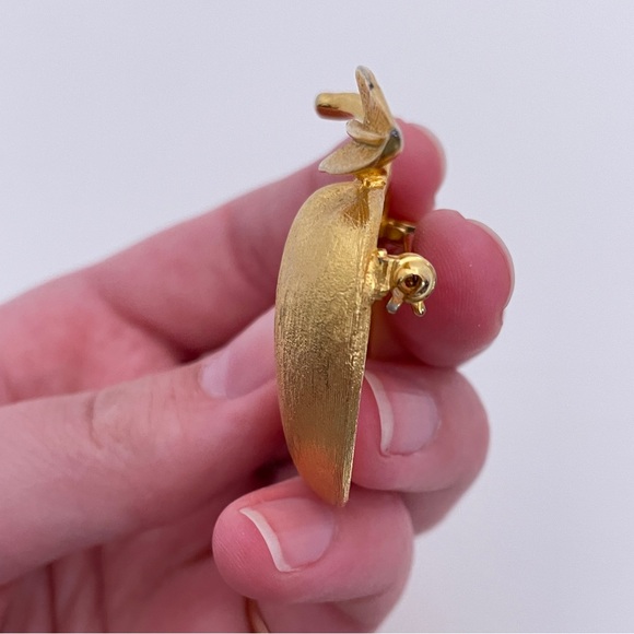 Vintage Heavy Gold Tone Autumn Fall Cottage Core Designer Apple Pin / Brooch - Picture 3 of 8